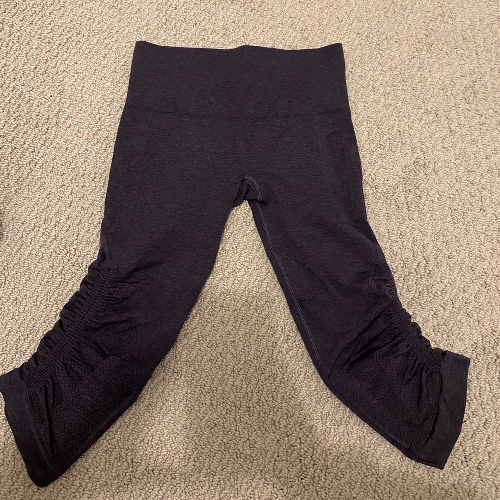 LULULEMON IN THE FLOW SIDE CRUNCH CAPRI LEGGINGS
